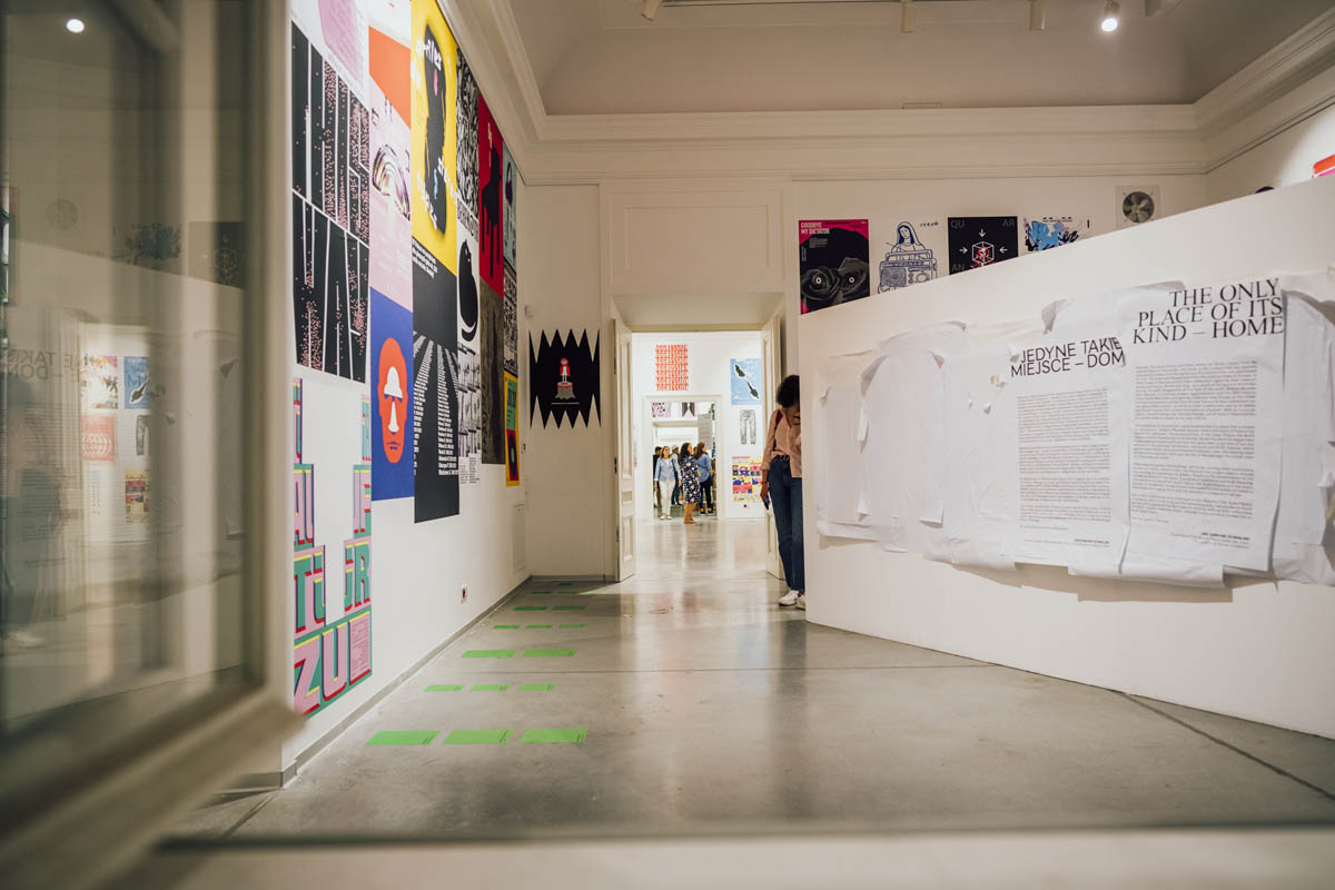 Zdjęcie wystawy plakatów.