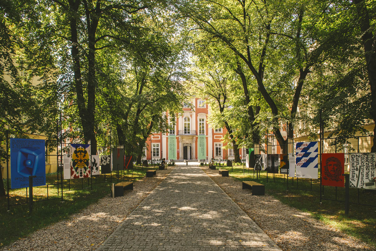 Zdjęcie Pałacu Czapskich wśród drzew