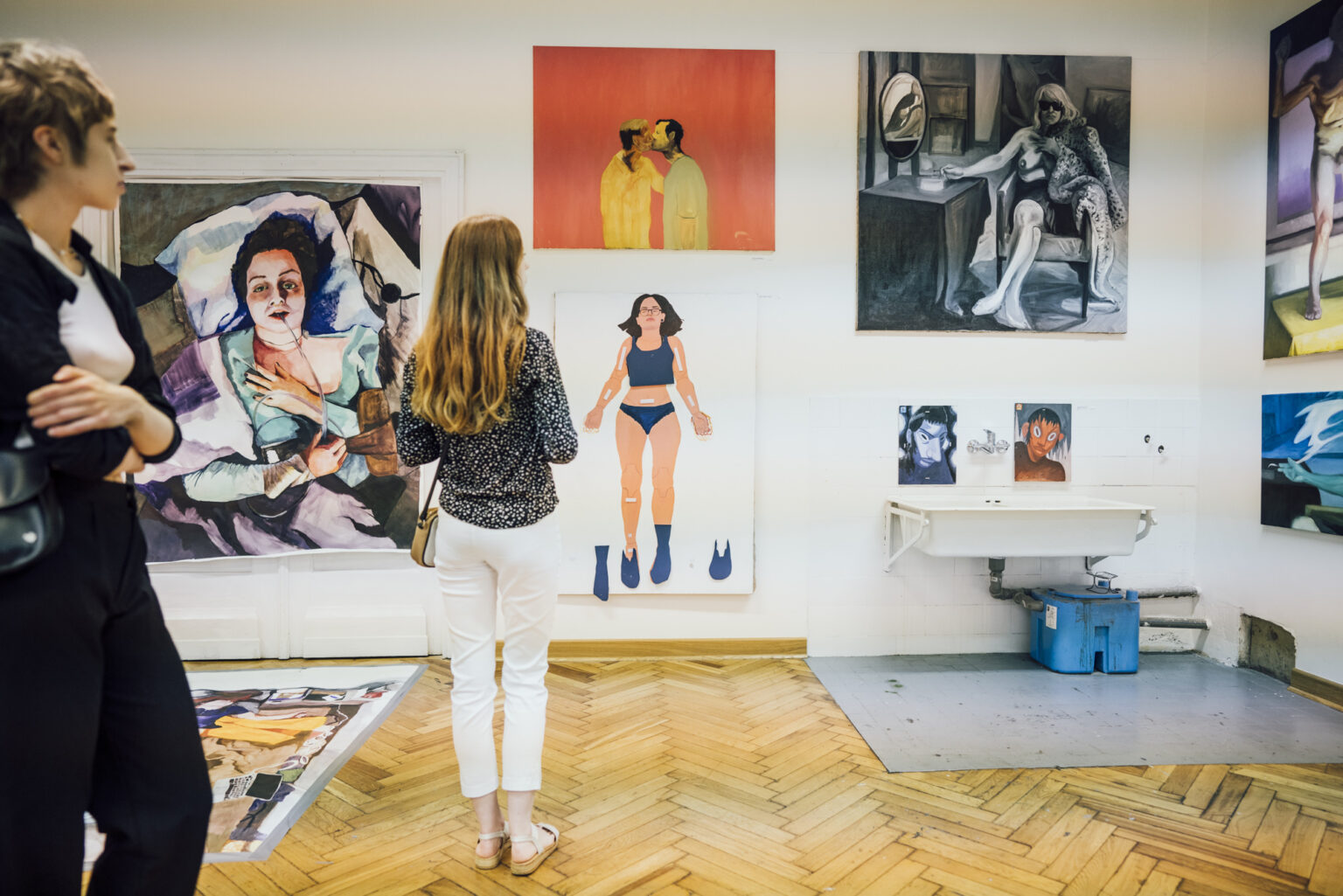 Dziewczyna oglądająca ekspozycje w galerii