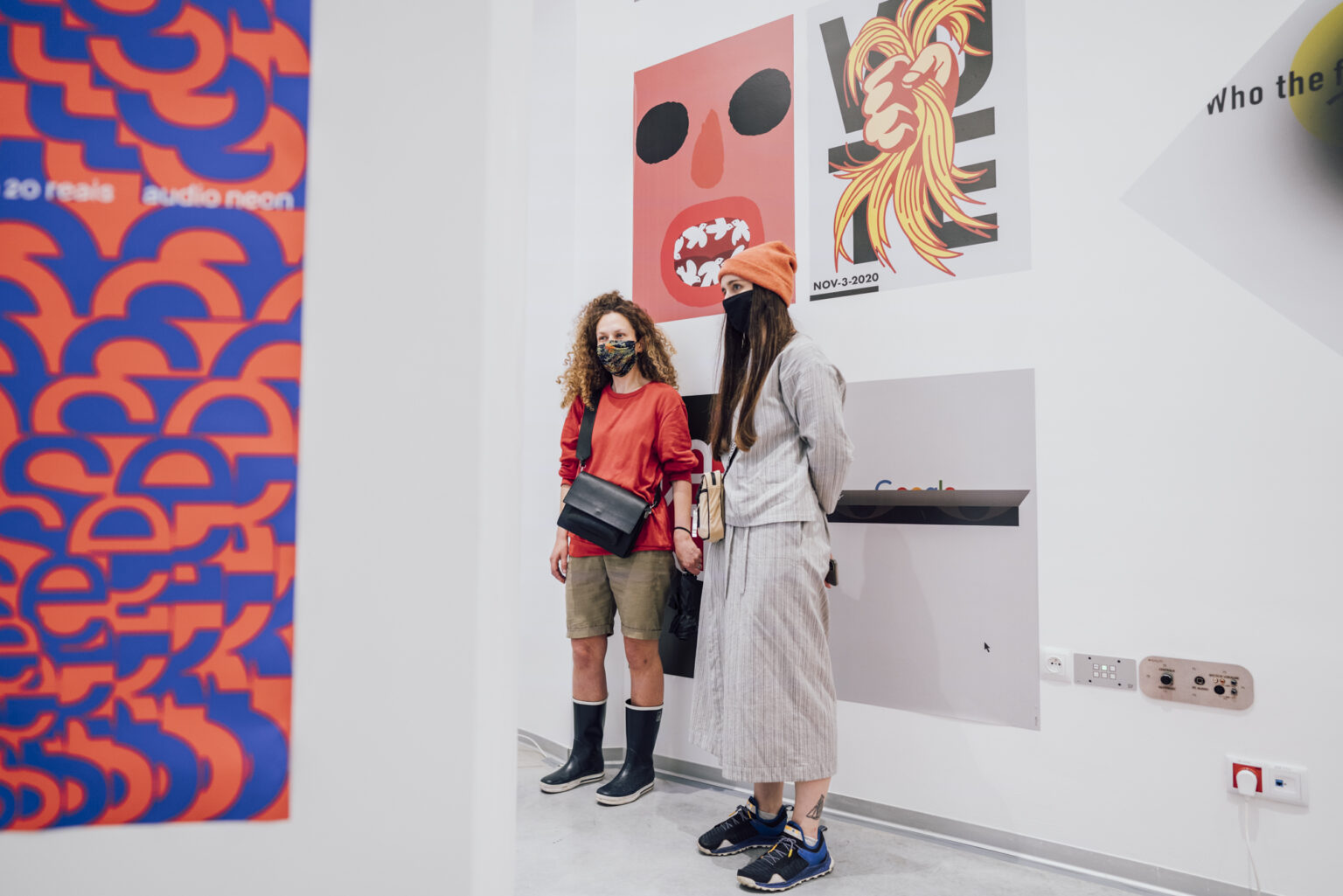 Dwie postaci w galerii plakatów.