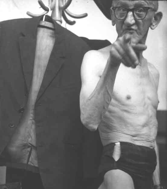 Czarno-biale zdjęcie przedstawiające starszego, szczupłego. mężczyznę.