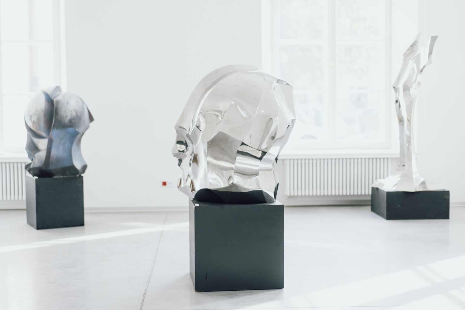 Widok rzeźby na postumencie w galerii.