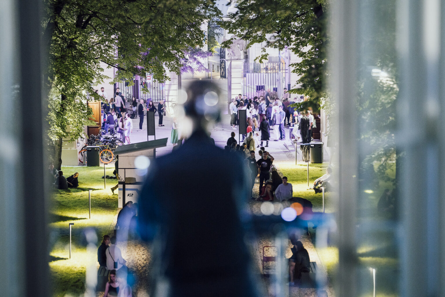 Didżej na tle dziedzińca Pałacu Czapskich