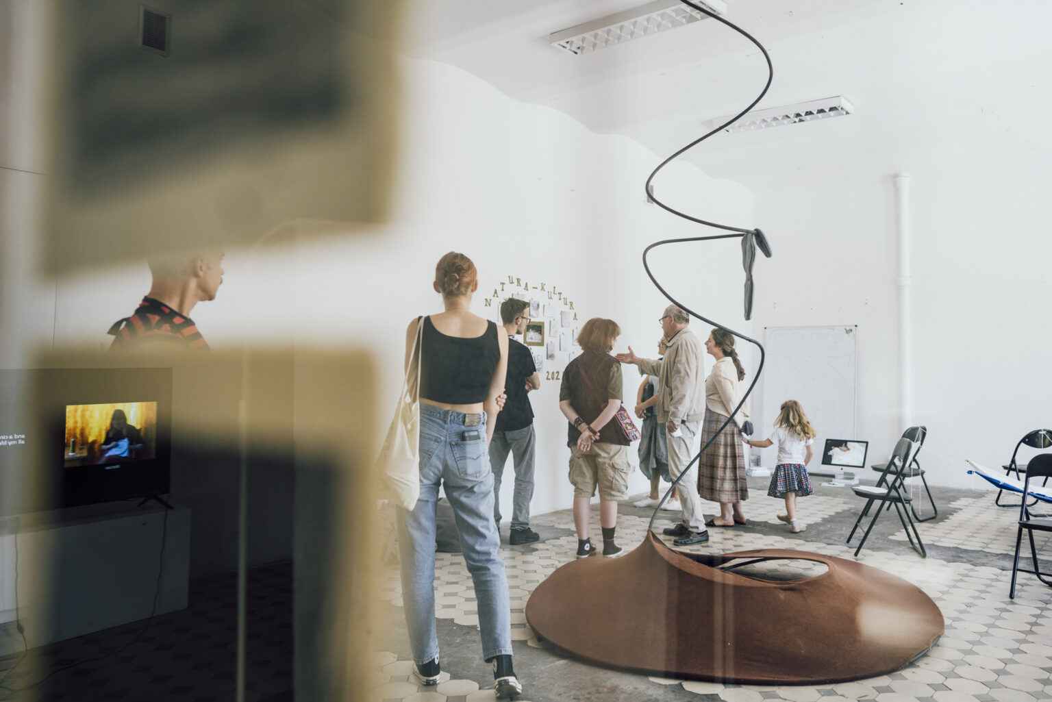 Zwiedzający na wystawie