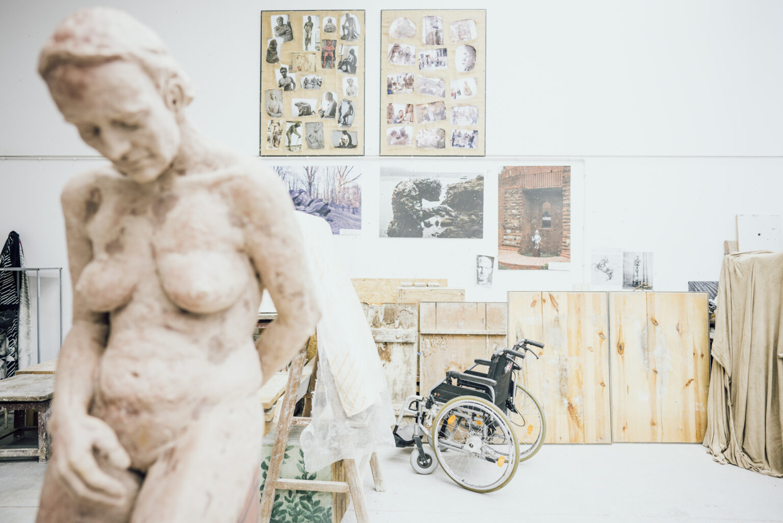 Rzeźba nagiej kobiety na wystawe