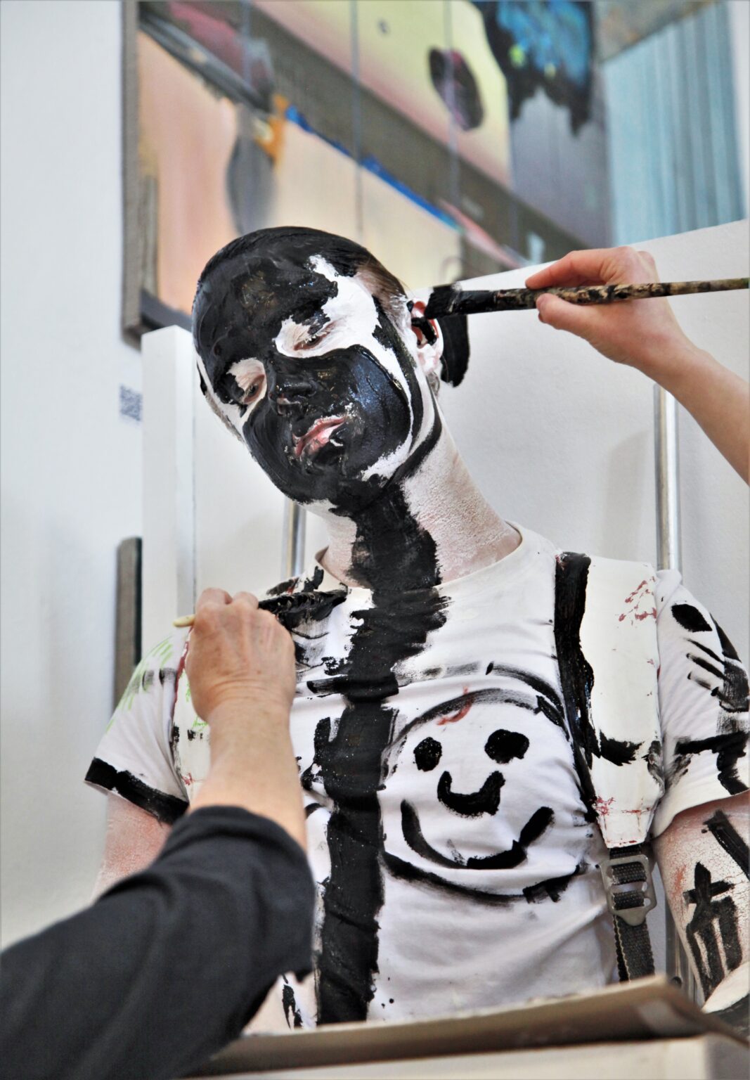 Osoba malowana czarną farbą