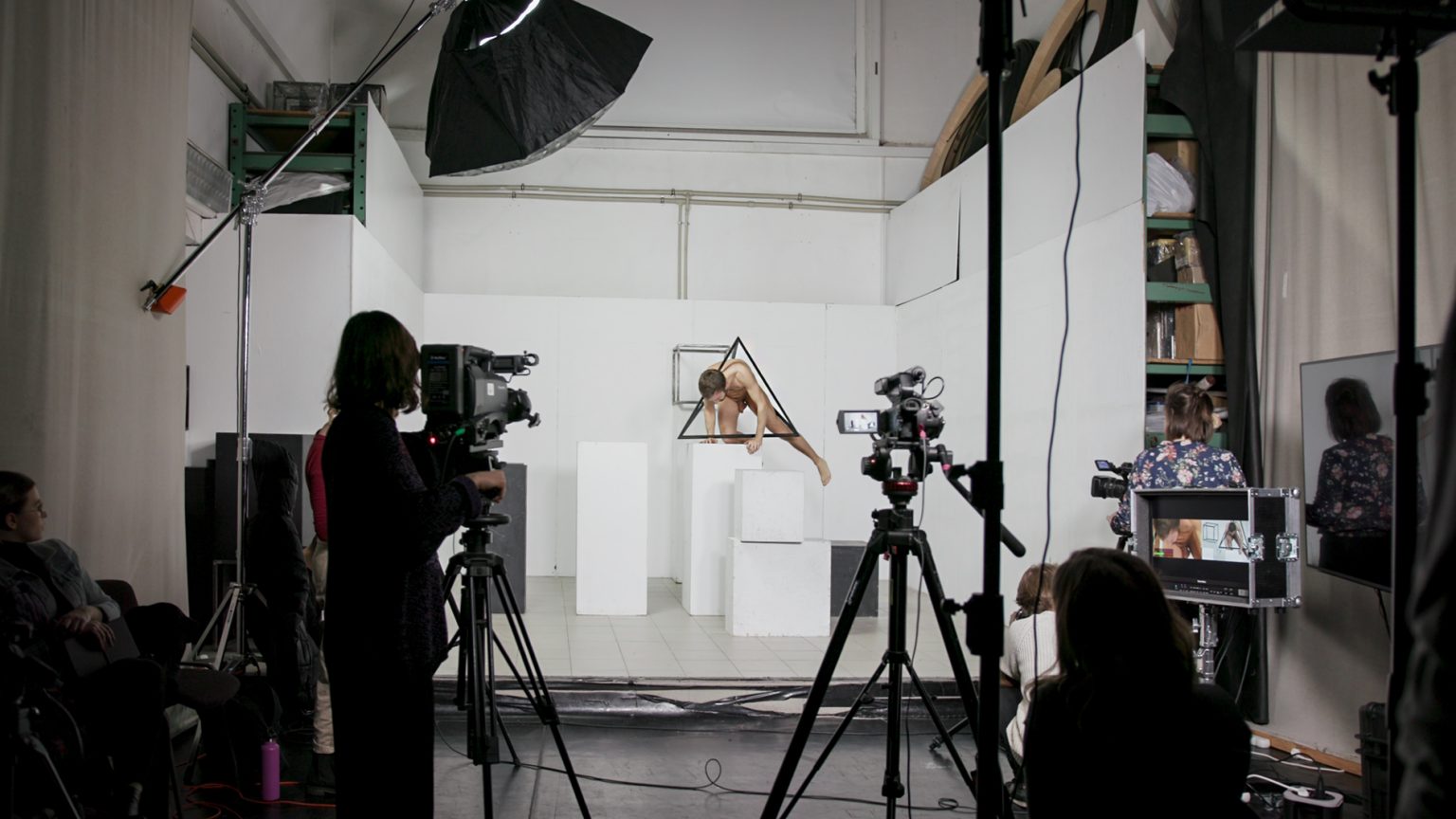 studenci w trakcie rejestracji performancu