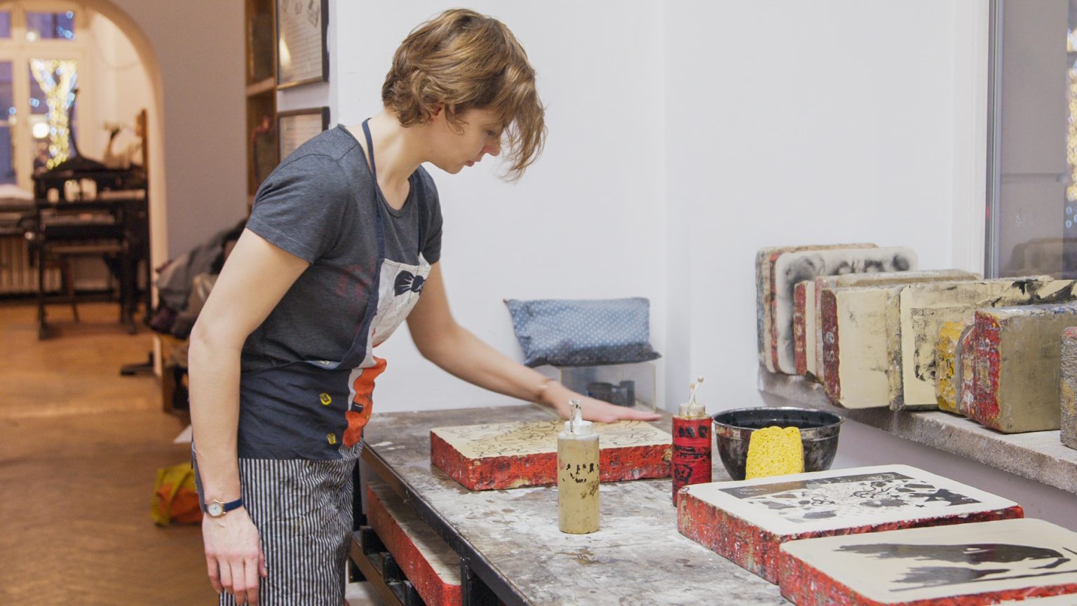 Student przygotowuje kamień itogaficzny