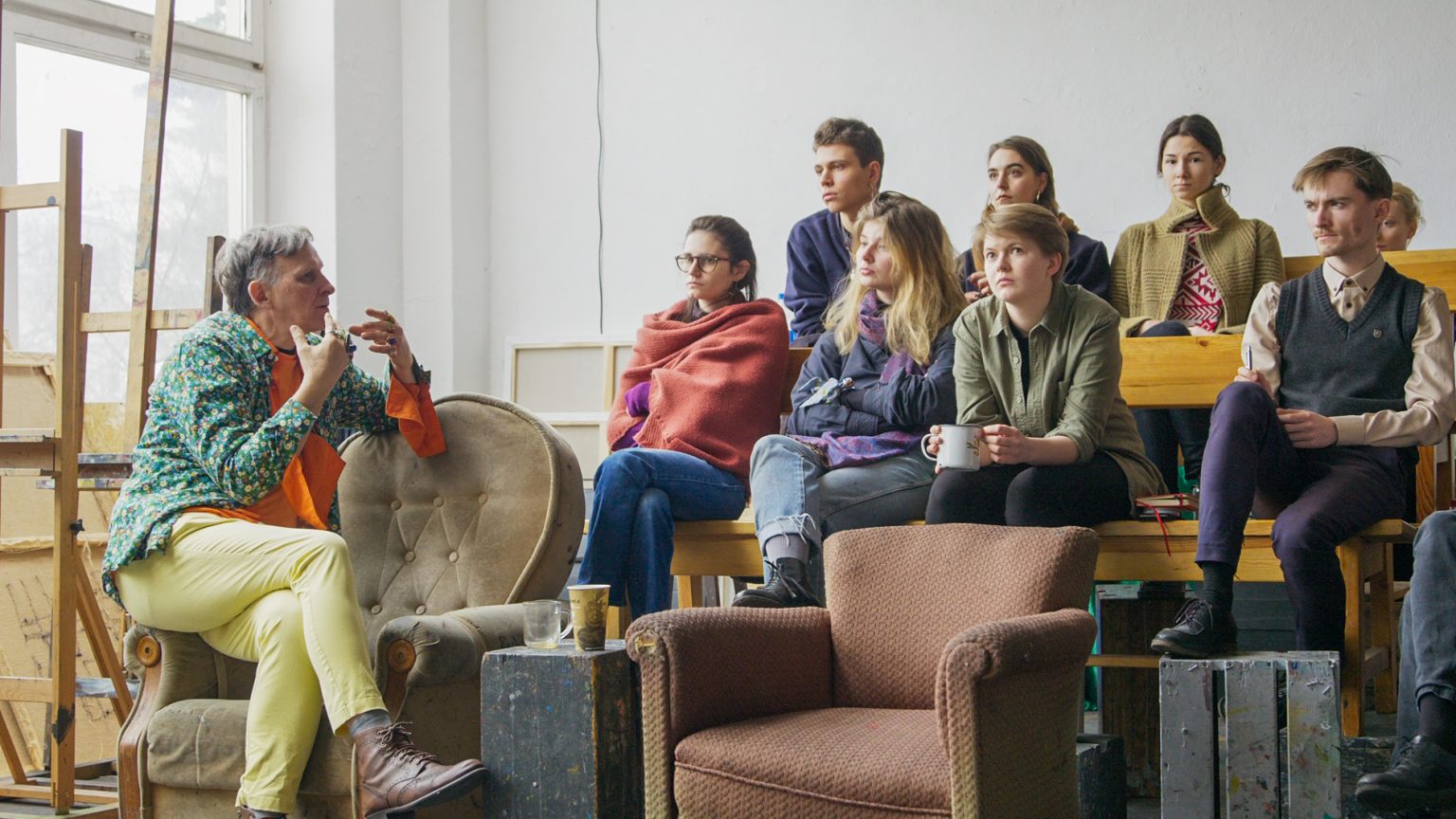 Profesor w trakcie dyskusji ze studentami