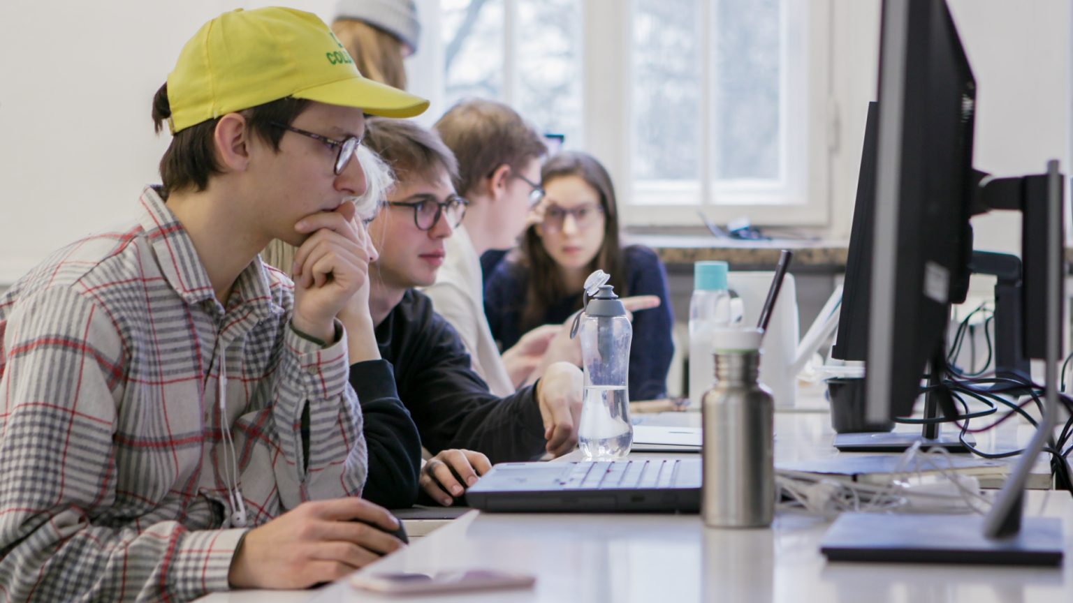 studenci w trakcie zajęć z projektowania