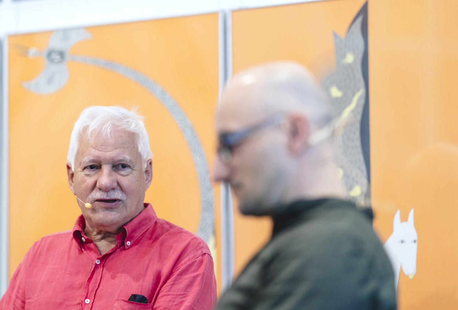 Sylwetki dwóch osób.