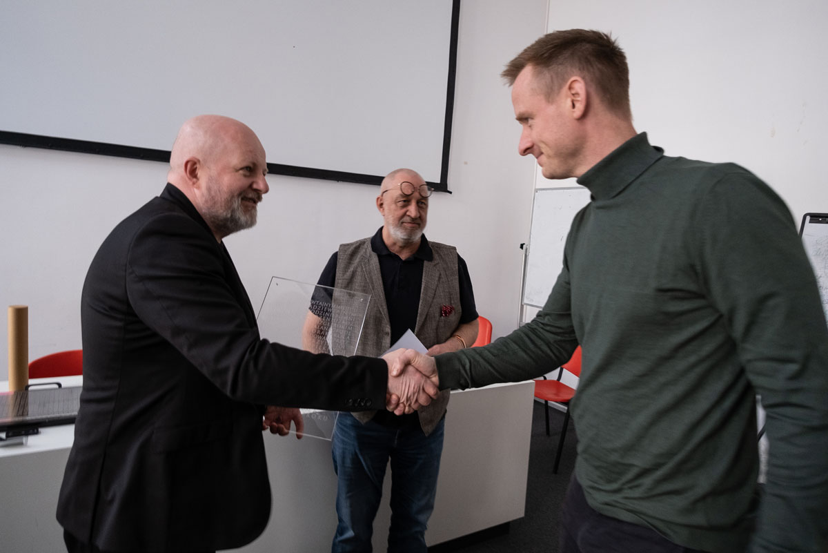 Rektor Błażej Ostoja Lniski wręcza dyplom Adriaanowi Pannebakkerowi