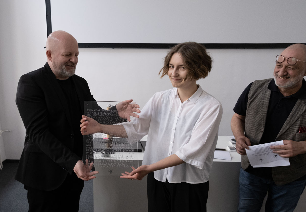 Rektor Błażej Ostoja Lniski wręcza dyplom Hannie Went