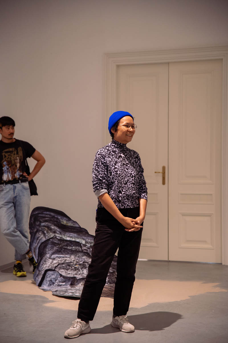 Kobieta w przestrzeni wystawy