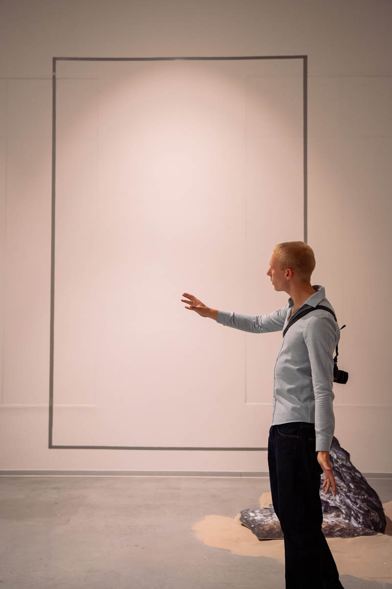 Mężczyzna w przestrzeni wystawy