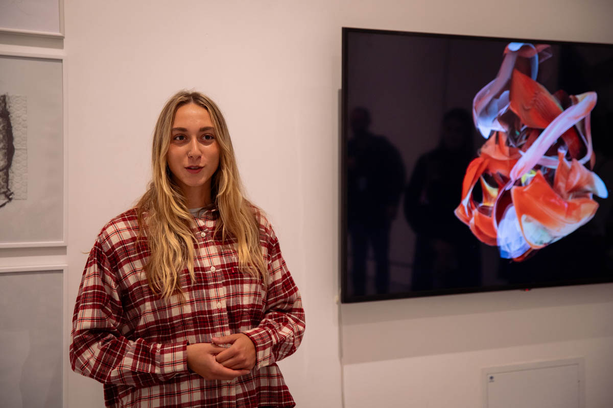 Kobieta na tle wystawy