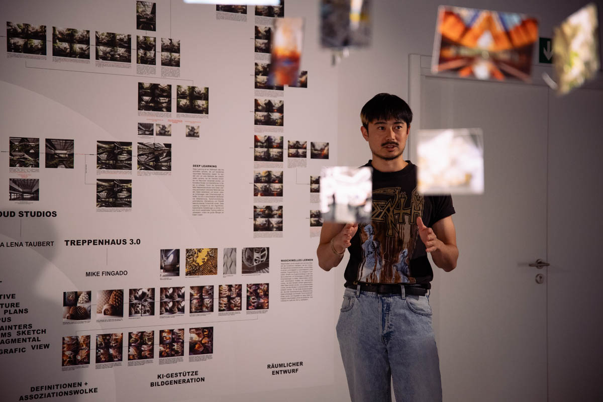 Mężczyzna na tle wystawy