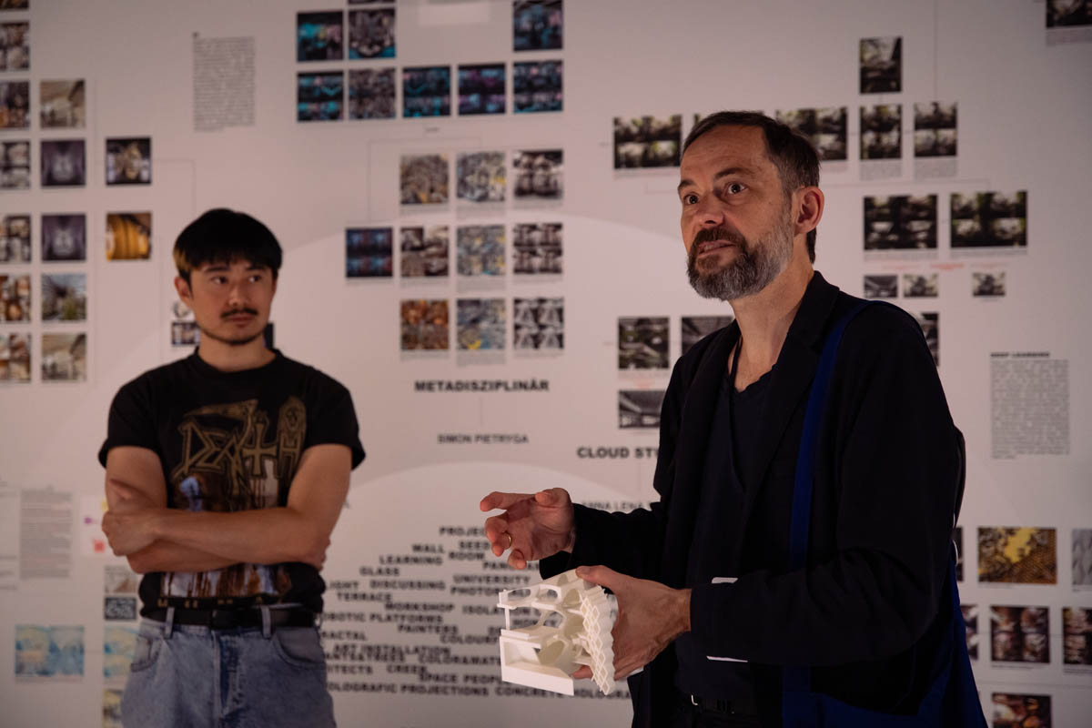 Dwóch mężczyzn na tle wystawy