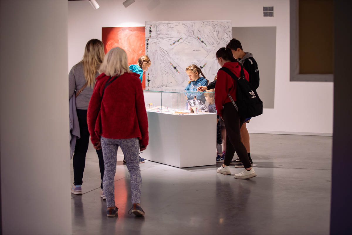 Zwiedzający w przestrzeni wystawy