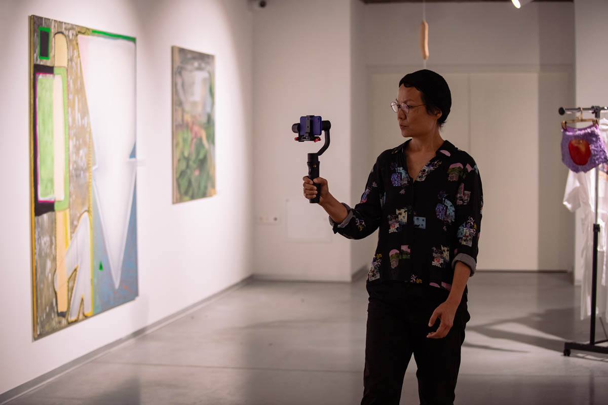 Kobieta w przestrzeni wystawy