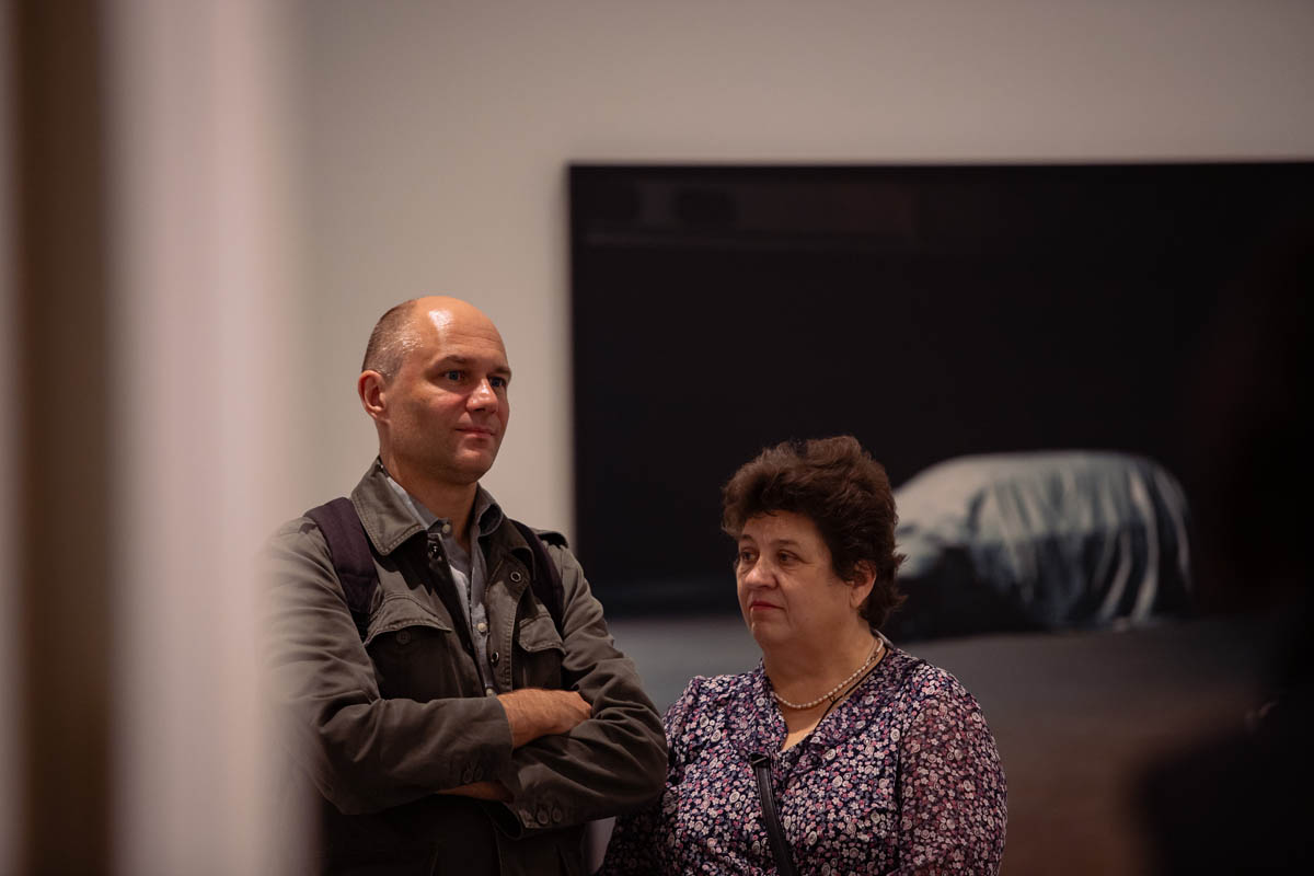 Kobieta i mężczyzna zwiedzają wystawę