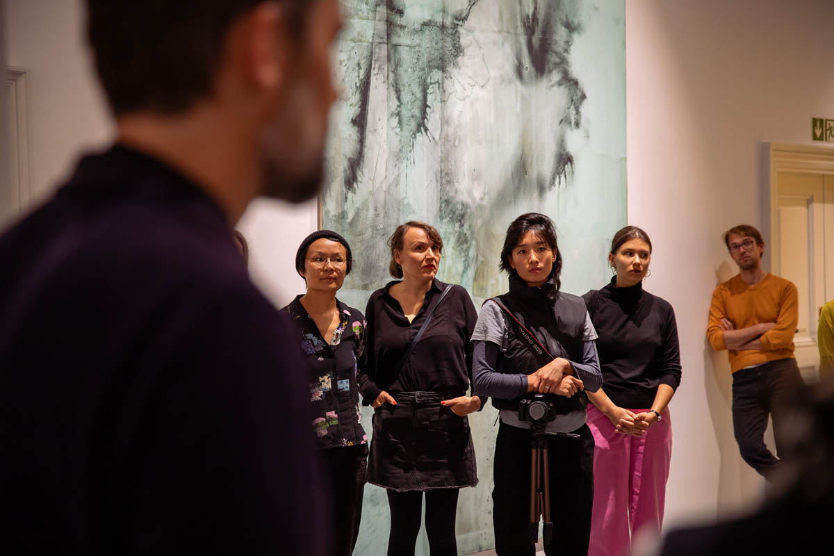 Grupa osób w przestrzeni wystawy