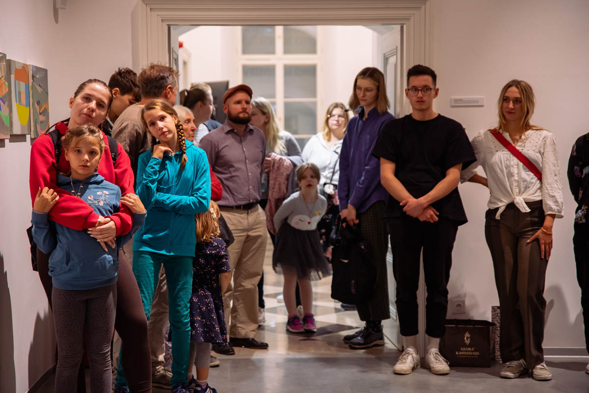 Grupa zwiedzających wystawę