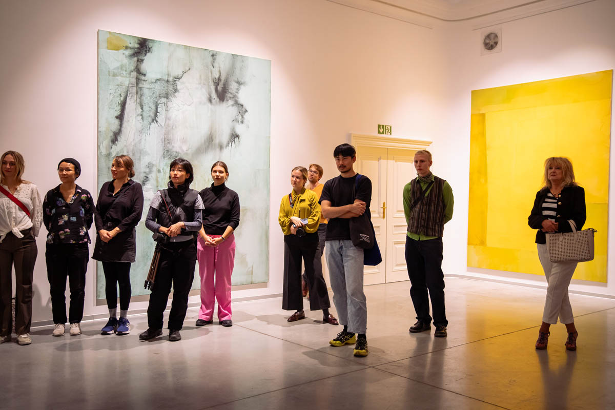 Grupa osób w przestrzeni wystawy