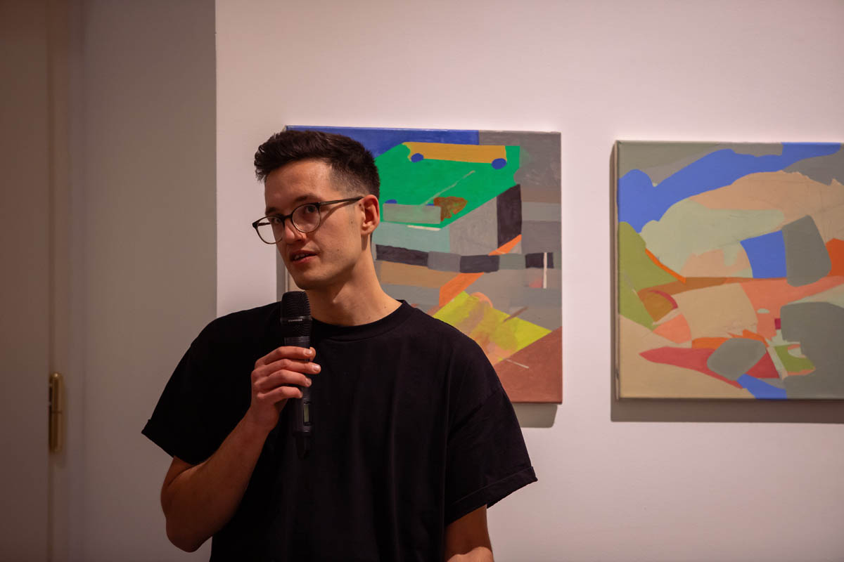 Mężczyzna na tle wystawy