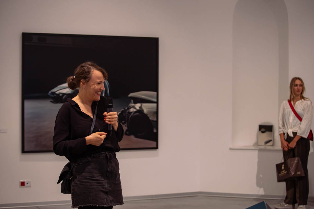 Kobieta w przestrzeni wystawy