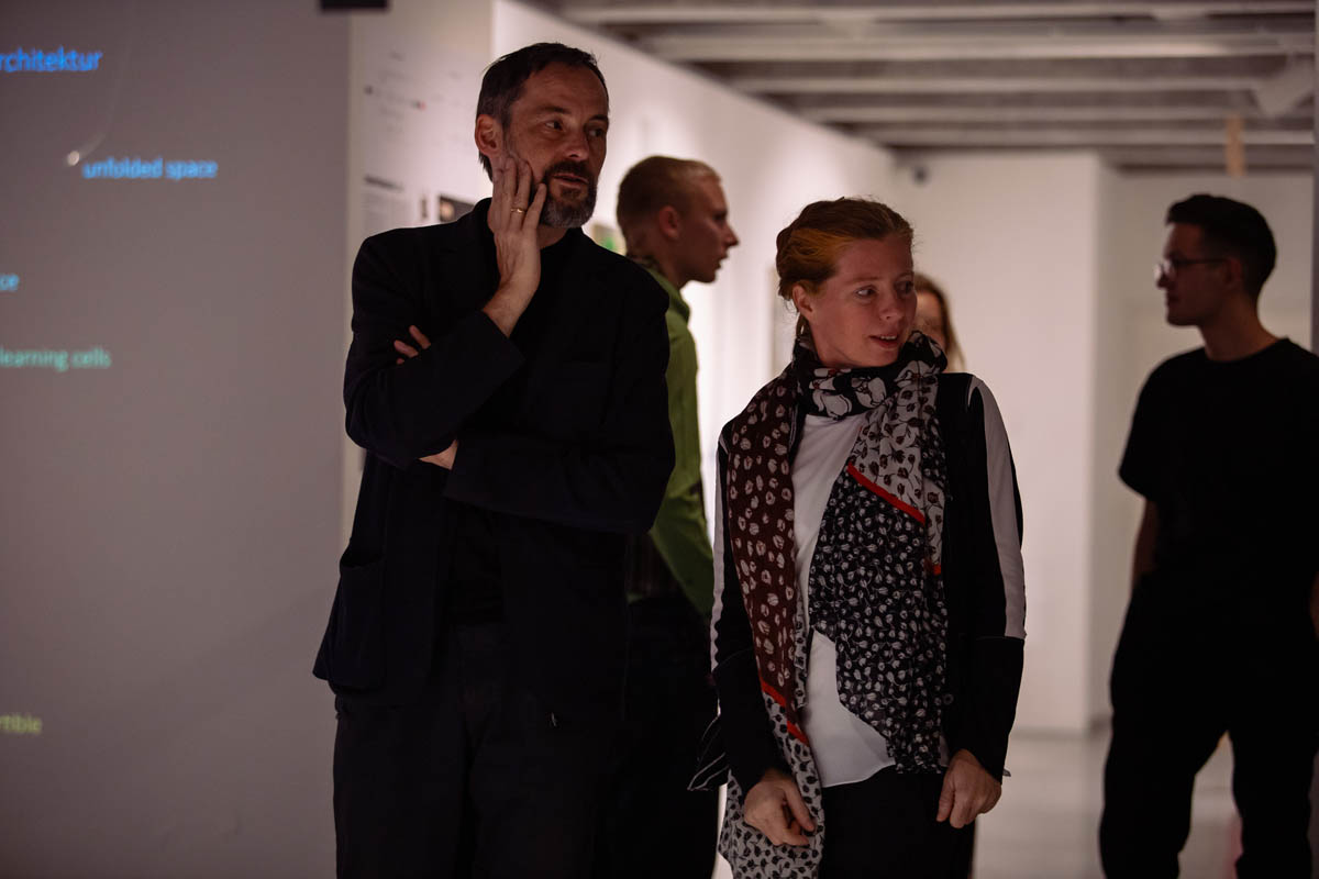 Kobieta i mężczyzna w przestrzeni wystawy