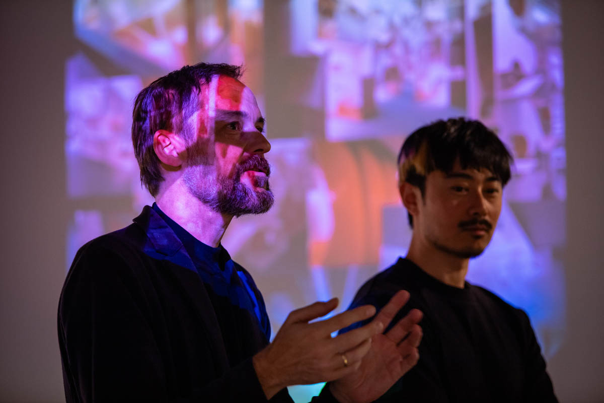 Dwóch mężczyzn w przestrzeni wystawy