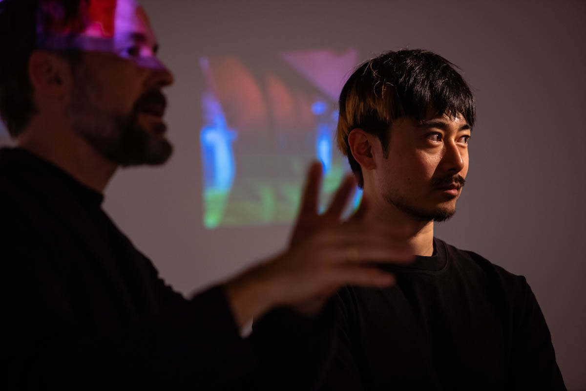 Dwóch mężczyzn w przestrzeni wystawy