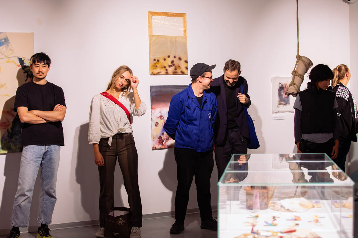 Grupa zwiedzających na wystawie