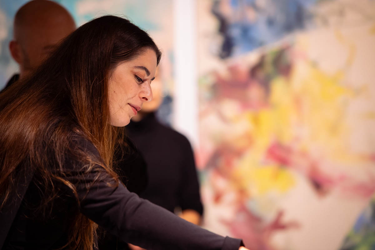 Kobieta na tle abstrakcyjnego obrazu