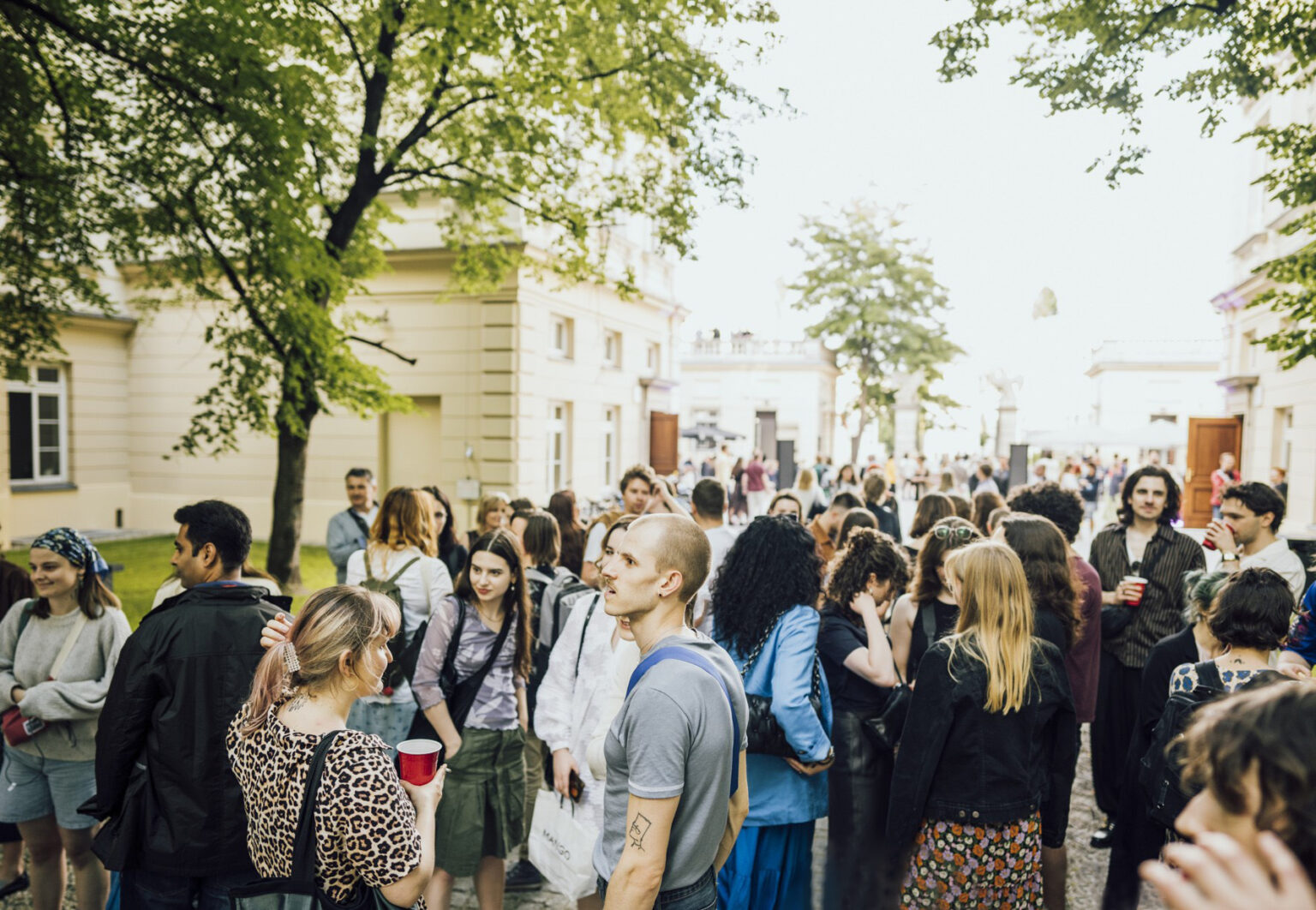 Grupa młodych ludzi.