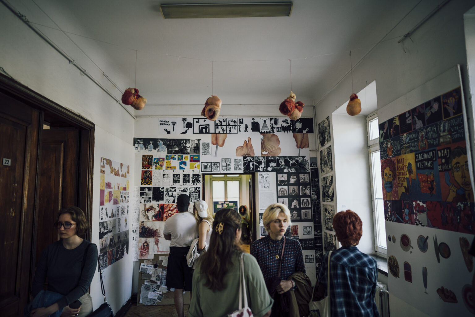 Zwiedzający wystawę