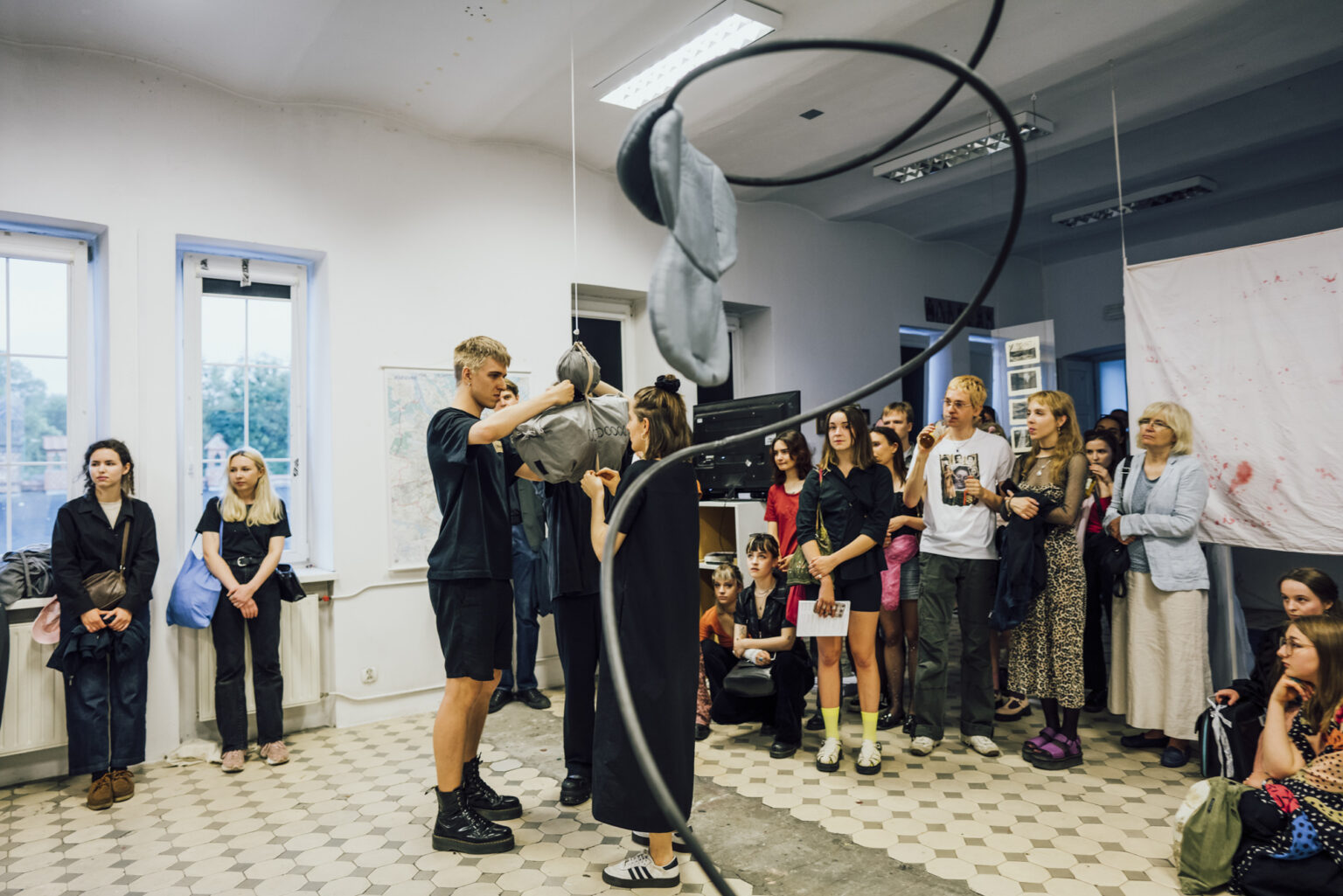 Zwiedzający na wystawie