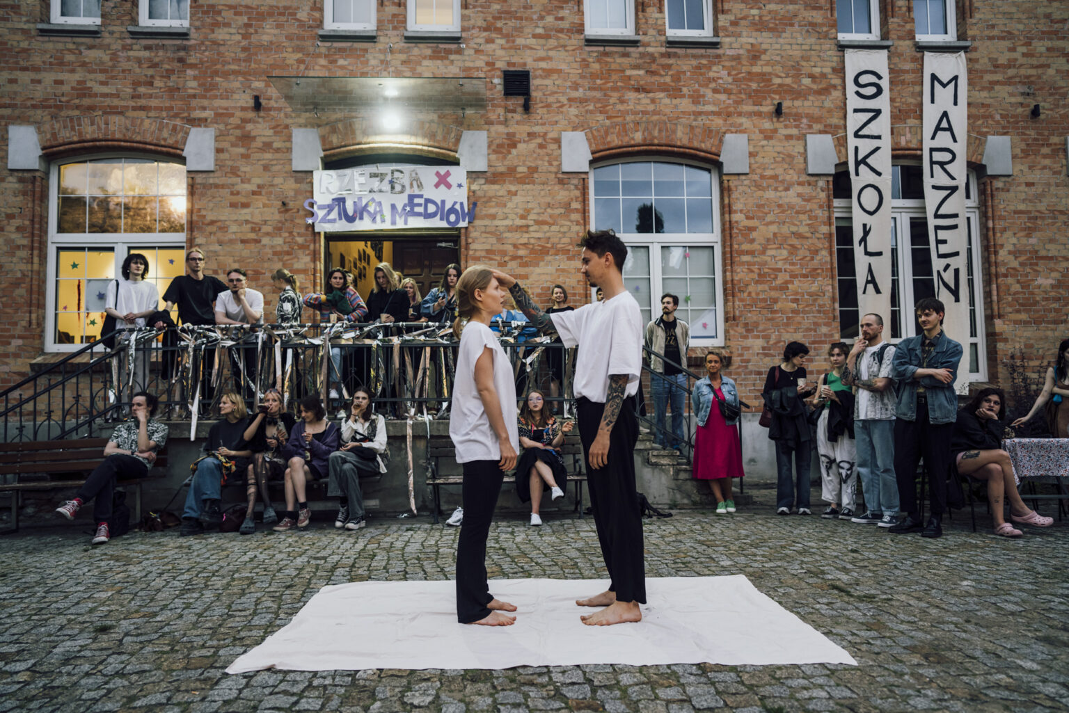 Dwie osoby w czasie performensu