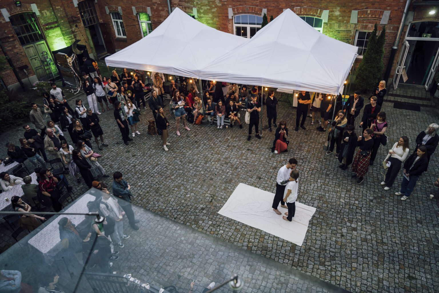 widok z góry na dwie osoby w czasie performensu