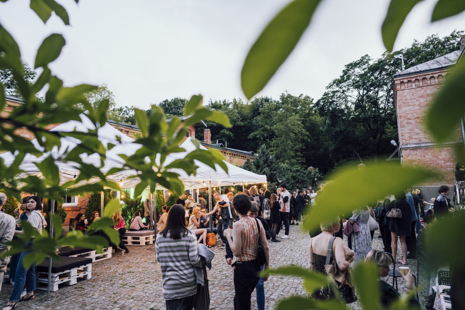 Osoby na dziedzińcu