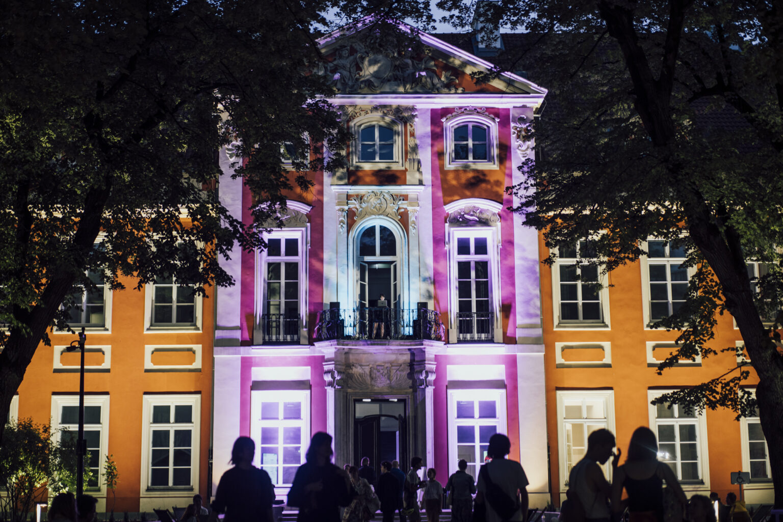 Widok barwnie podświetlonego palacu