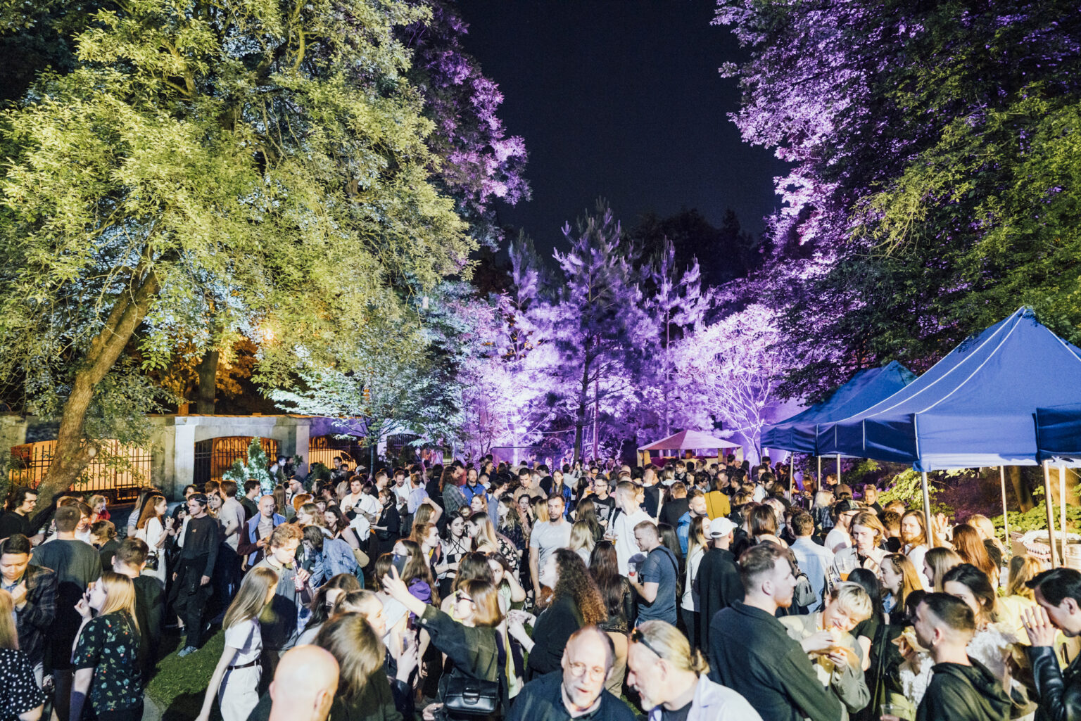 Grupa osób na nocnej imprezie plenerowej