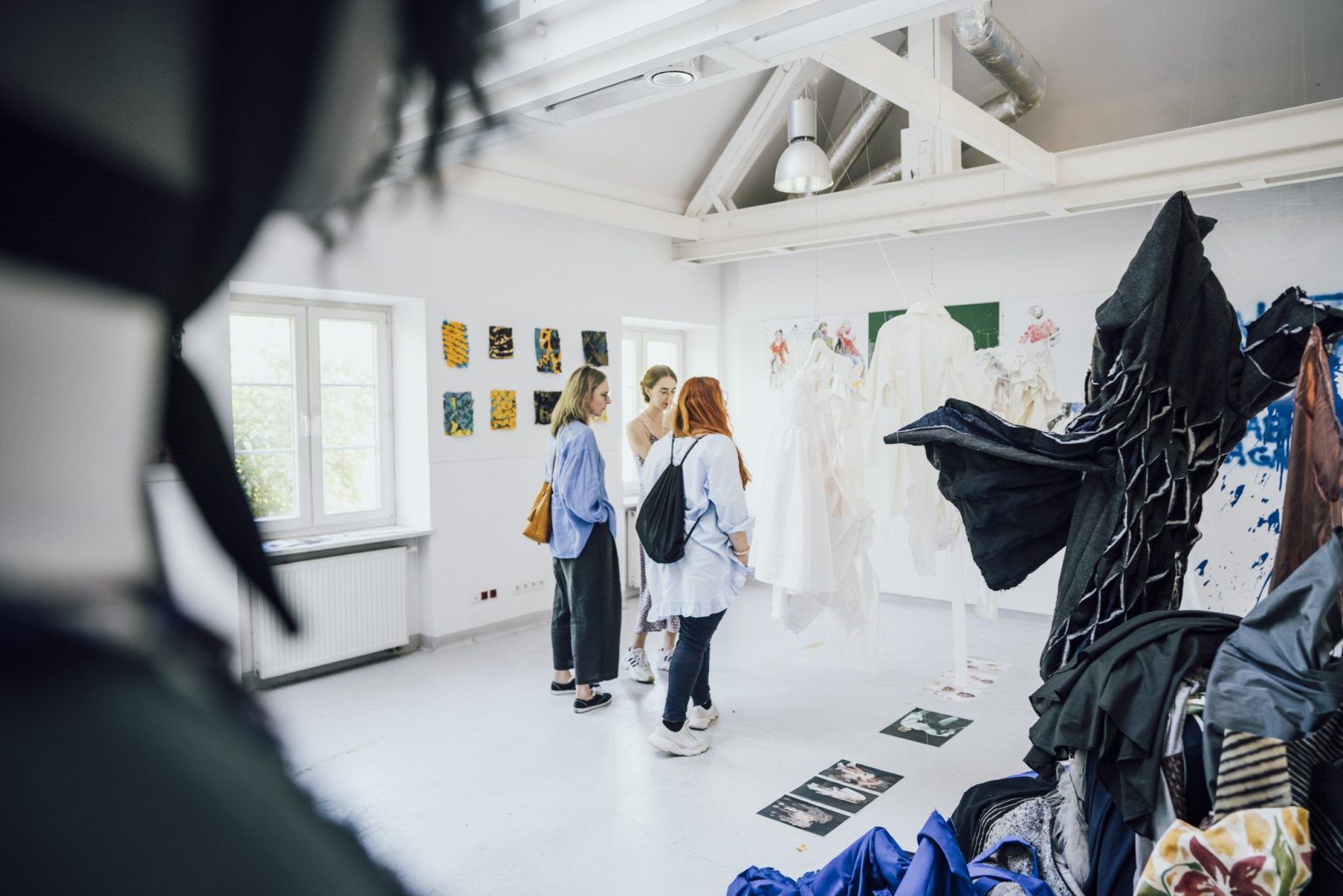 Studenci w przestrzeni pracowni