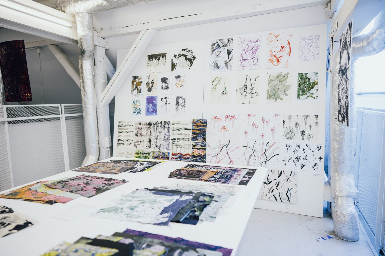 Prace studentów na ścianach