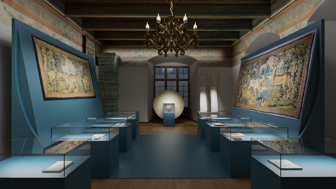 Pod ścianami sali wystawowej rozmieszczone gabloty z eksponatami, na ścianach wiszą wielkoformatowe obrazy