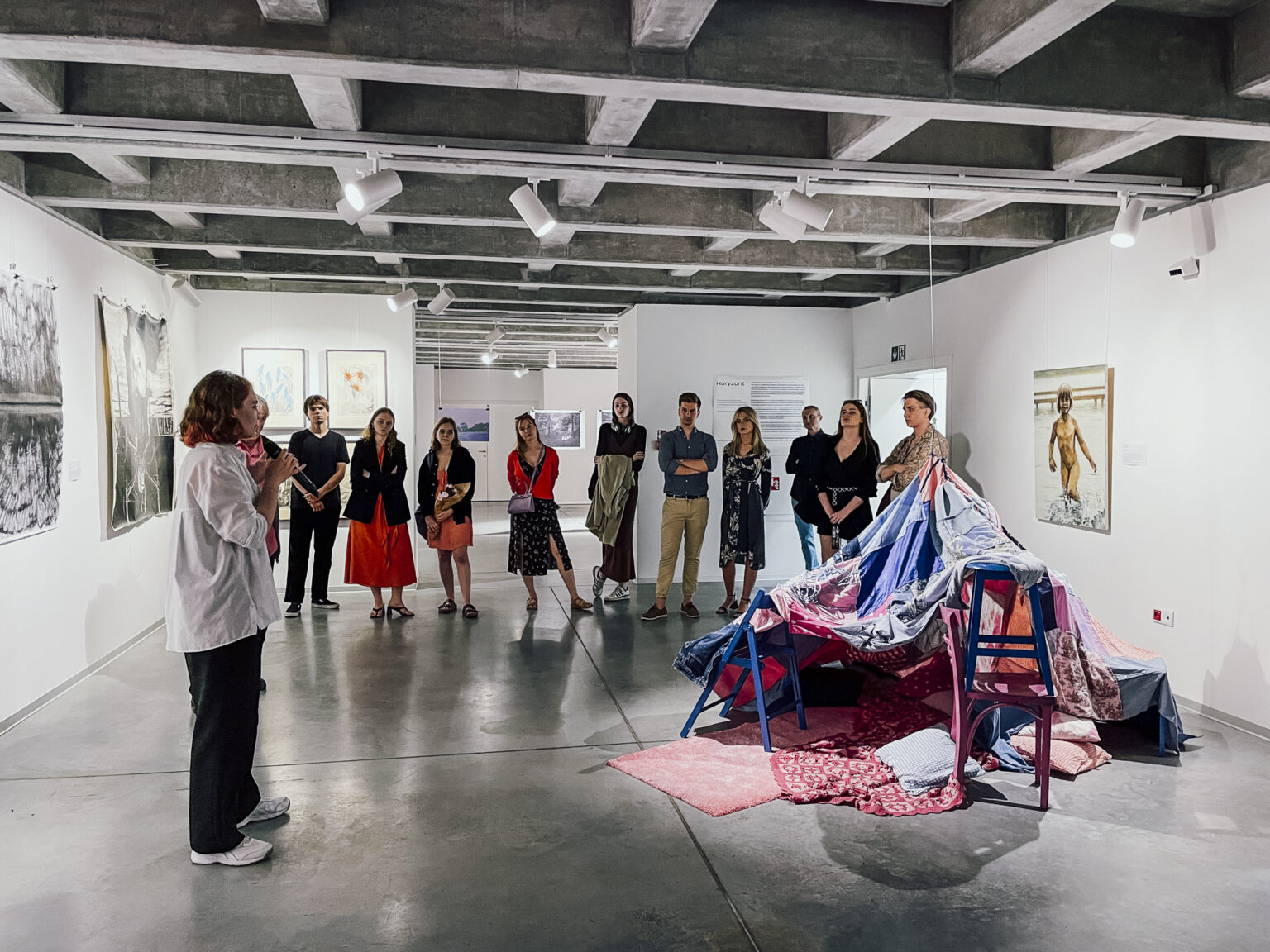 Grupa osób w galerii sztuki