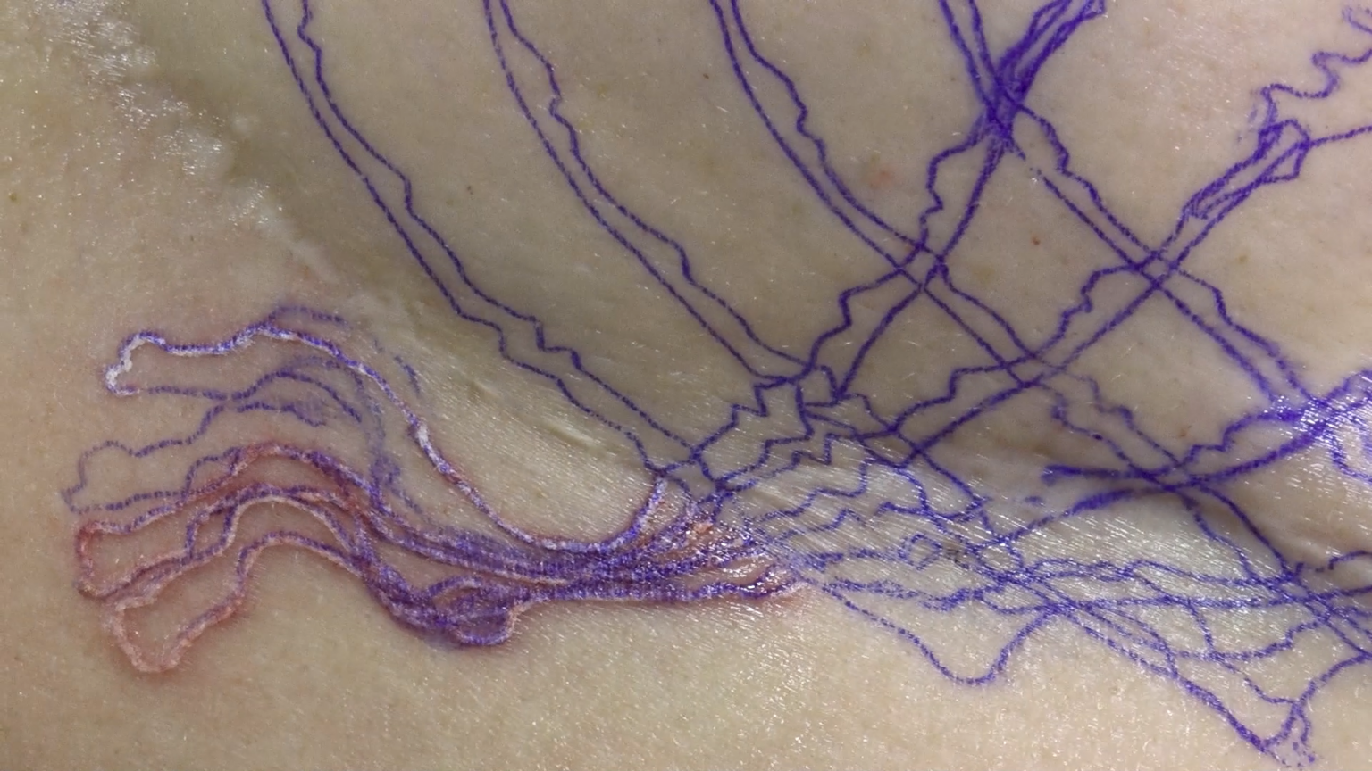 Kadr z filmu - zbliżenie na fragment tatuażu