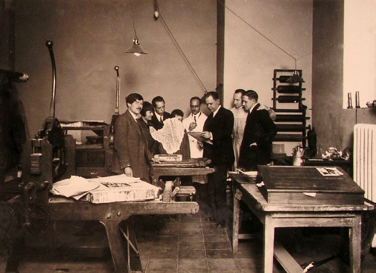 Archiwalne zdjęcie przedstawiające Stanisława Skoczylas w pracowni ze studentami.