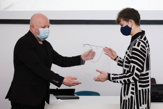 Rektor Błażej Ostoja Lniski wręcza dyplom Natalii Ciak